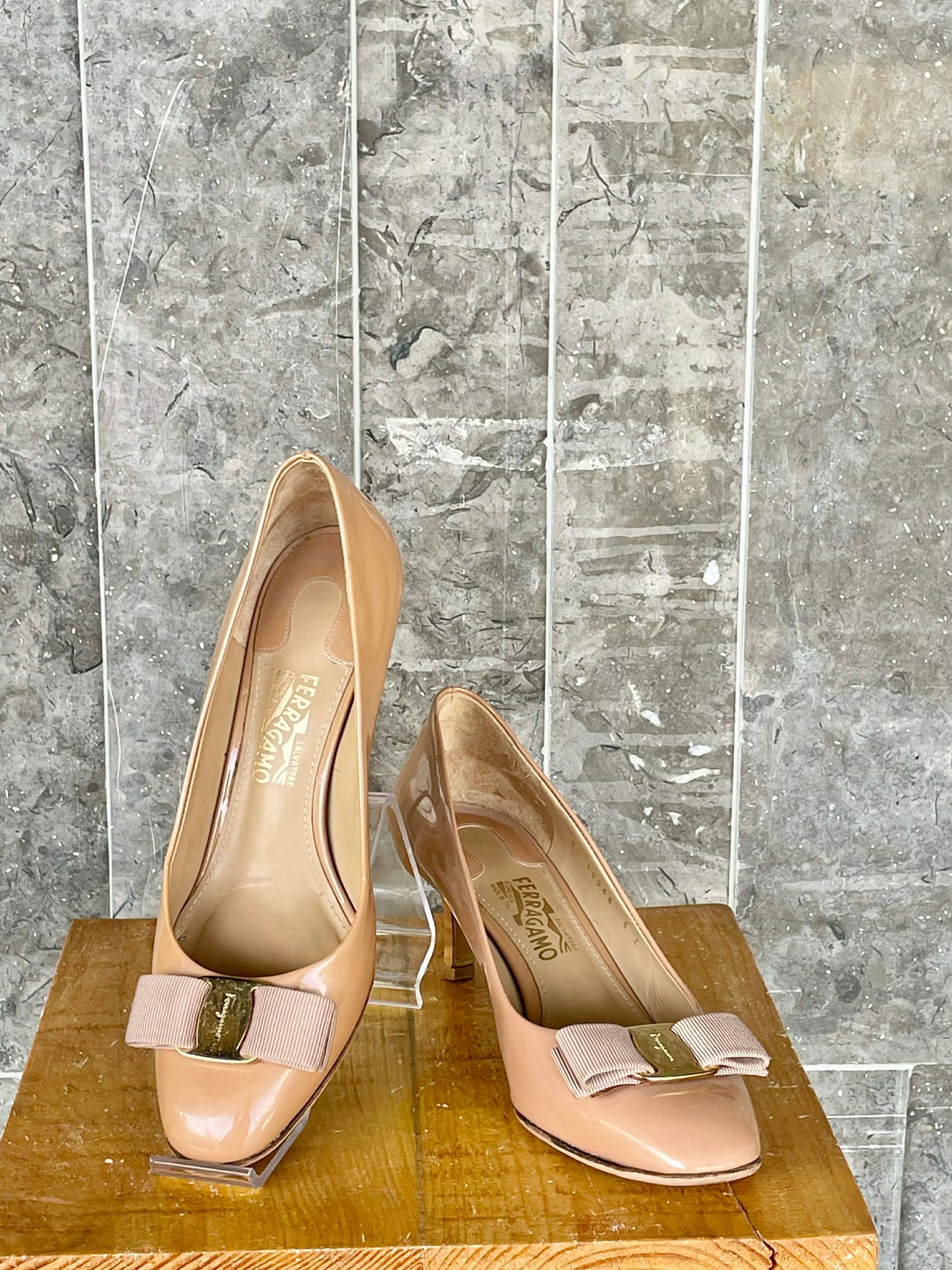 Ferragamo Salvatore Vara pumps Size: 6