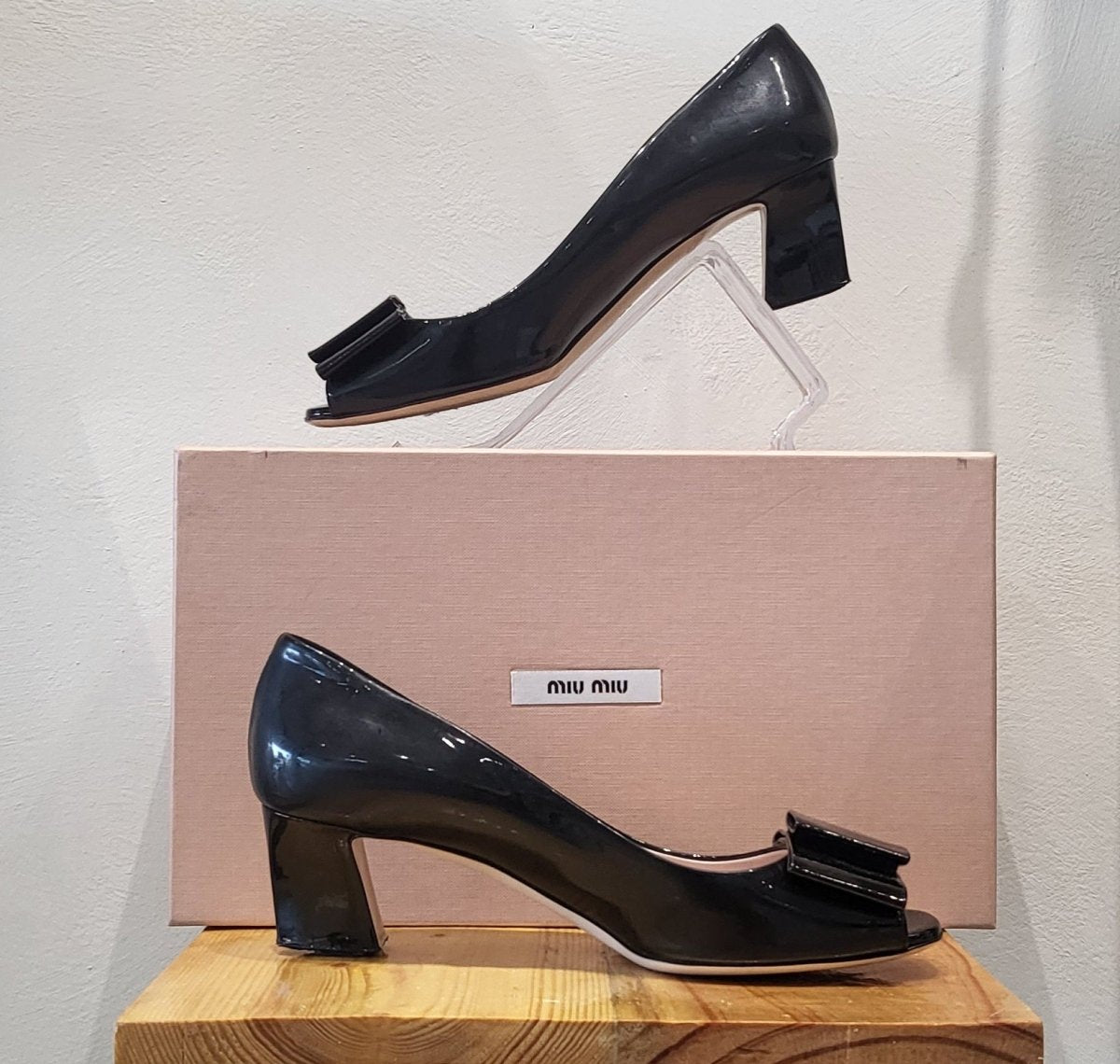 Miu Miu Black Patent Leather Bow Open Toe Heels - Élysée
