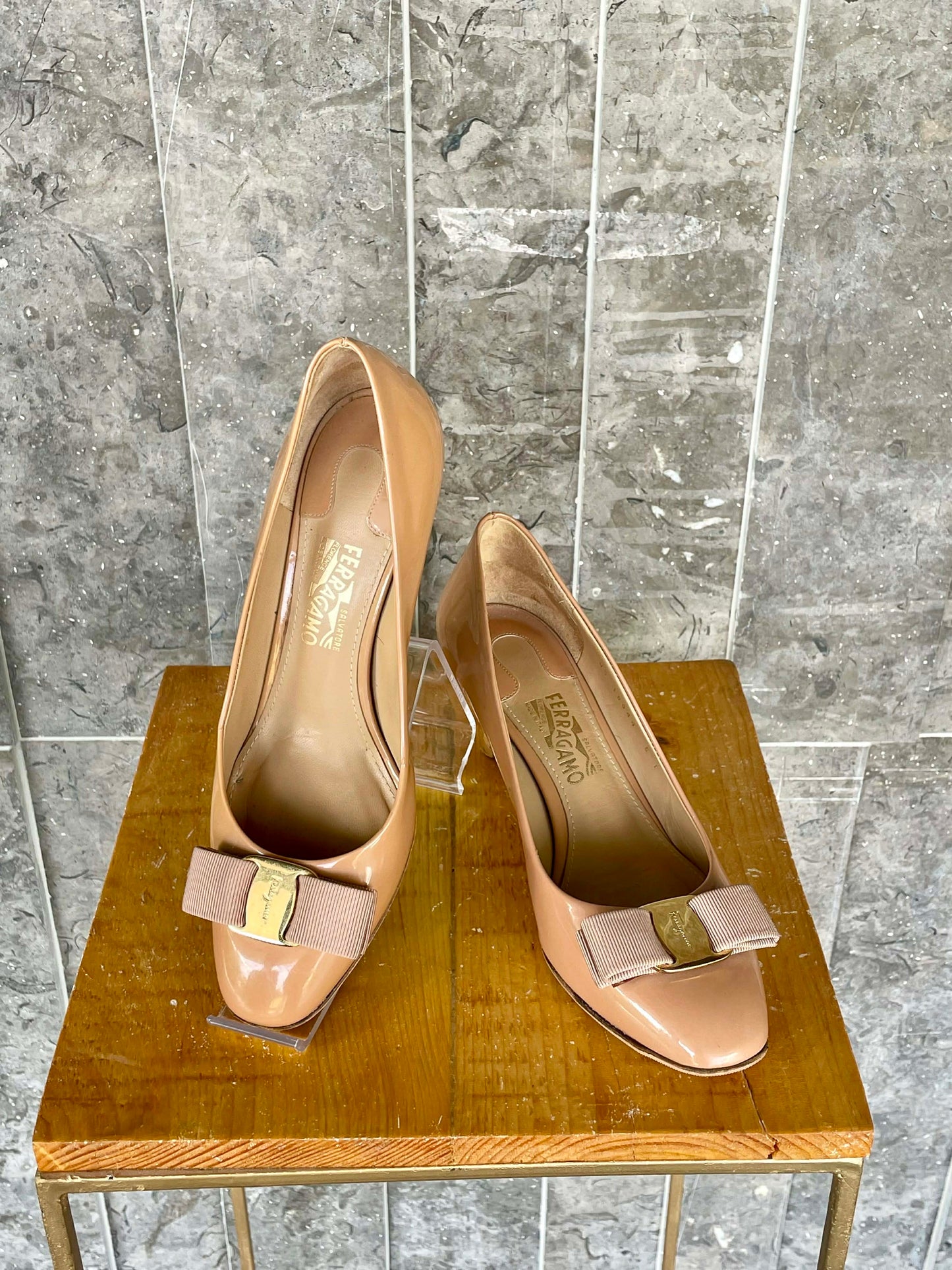 Ferragamo Salvatore Vara pumps Size: 6