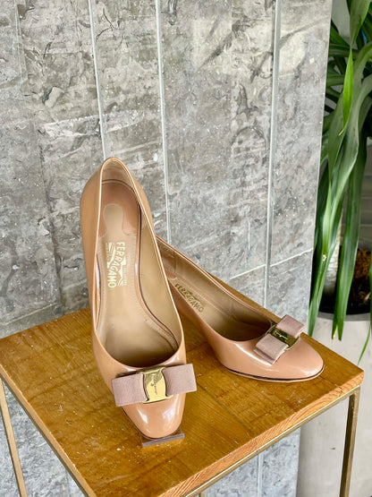 Ferragamo Salvatore Vara pumps Size: 6