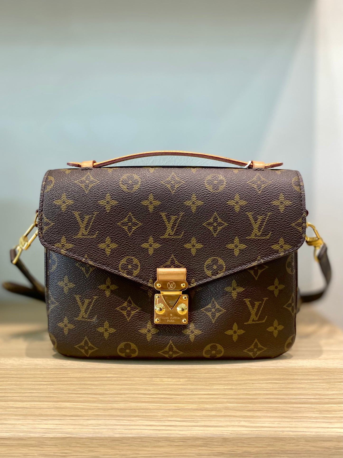 Louis Vuitton Pochette Metis (Microchipped)