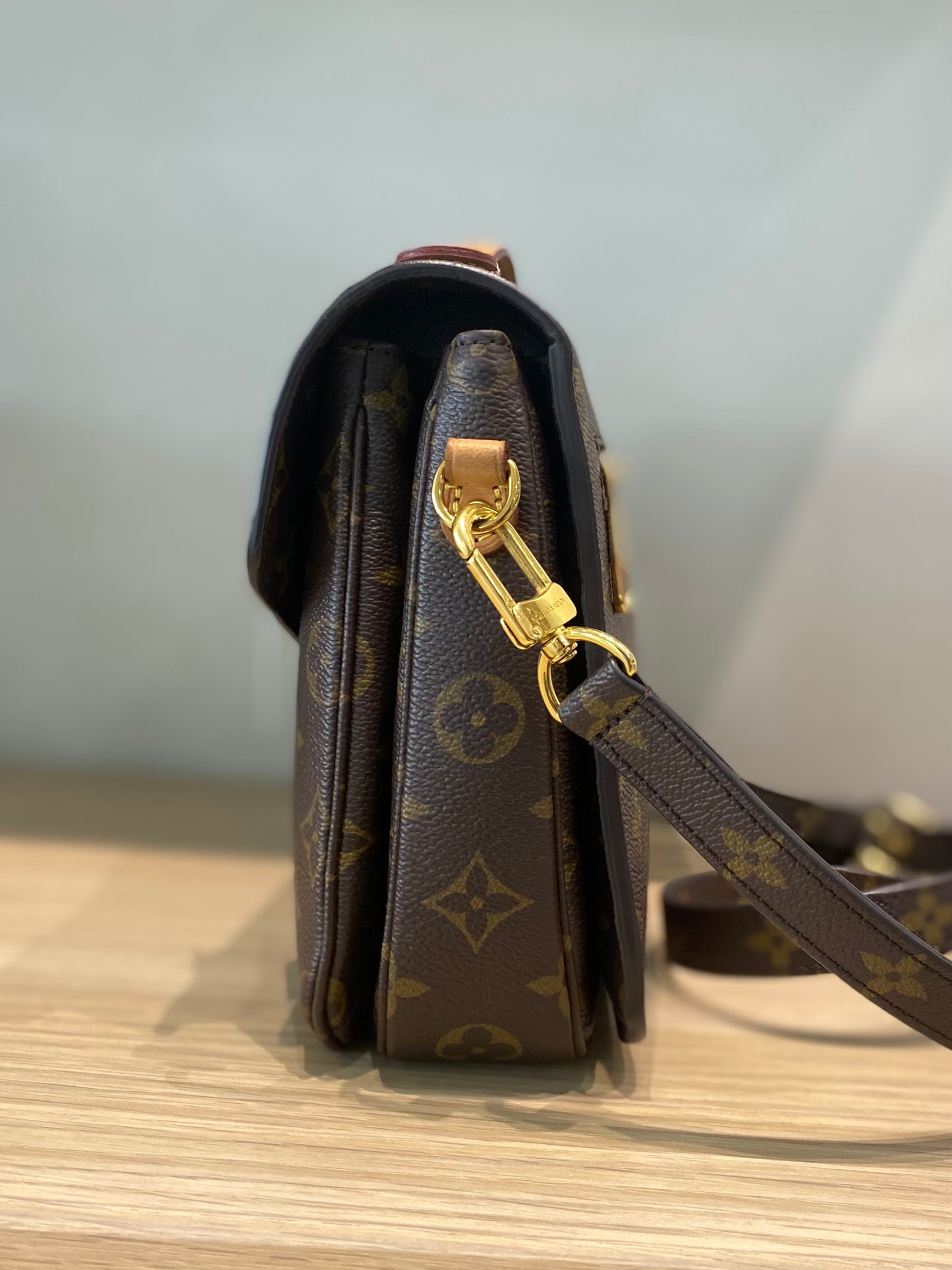 Louis Vuitton Pochette Metis (Microchipped)