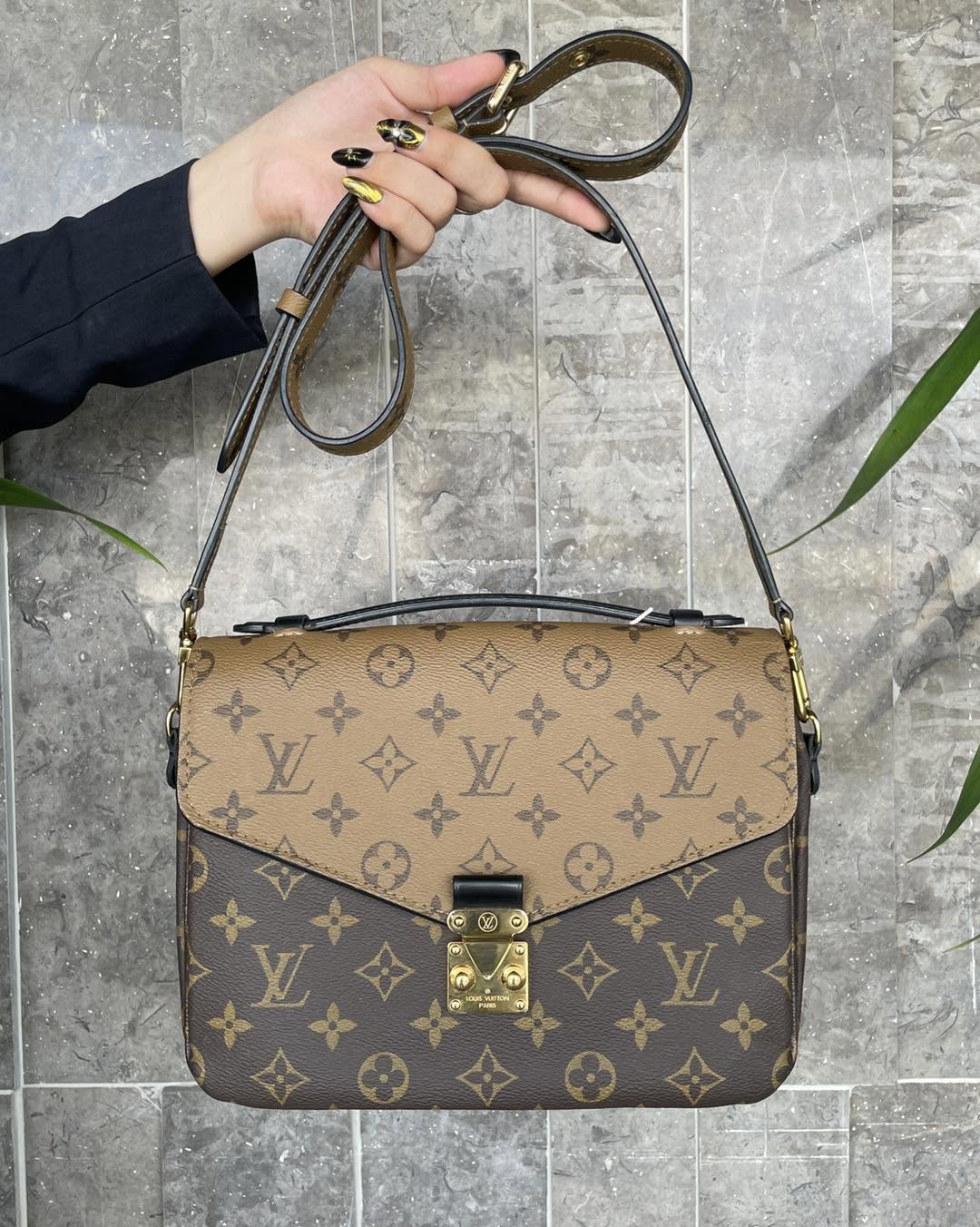Louis Vuitton Pochette Métis in Monogram Reverse Canvas