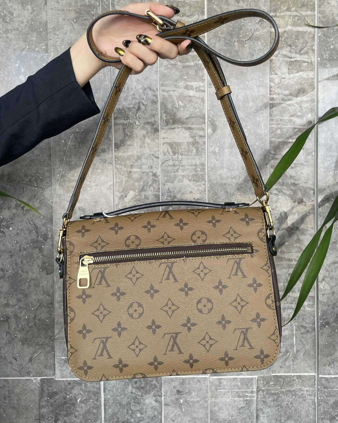 Louis Vuitton Pochette Métis in Monogram Reverse Canvas