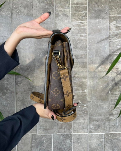 Louis Vuitton Pochette Métis in Monogram Reverse Canvas