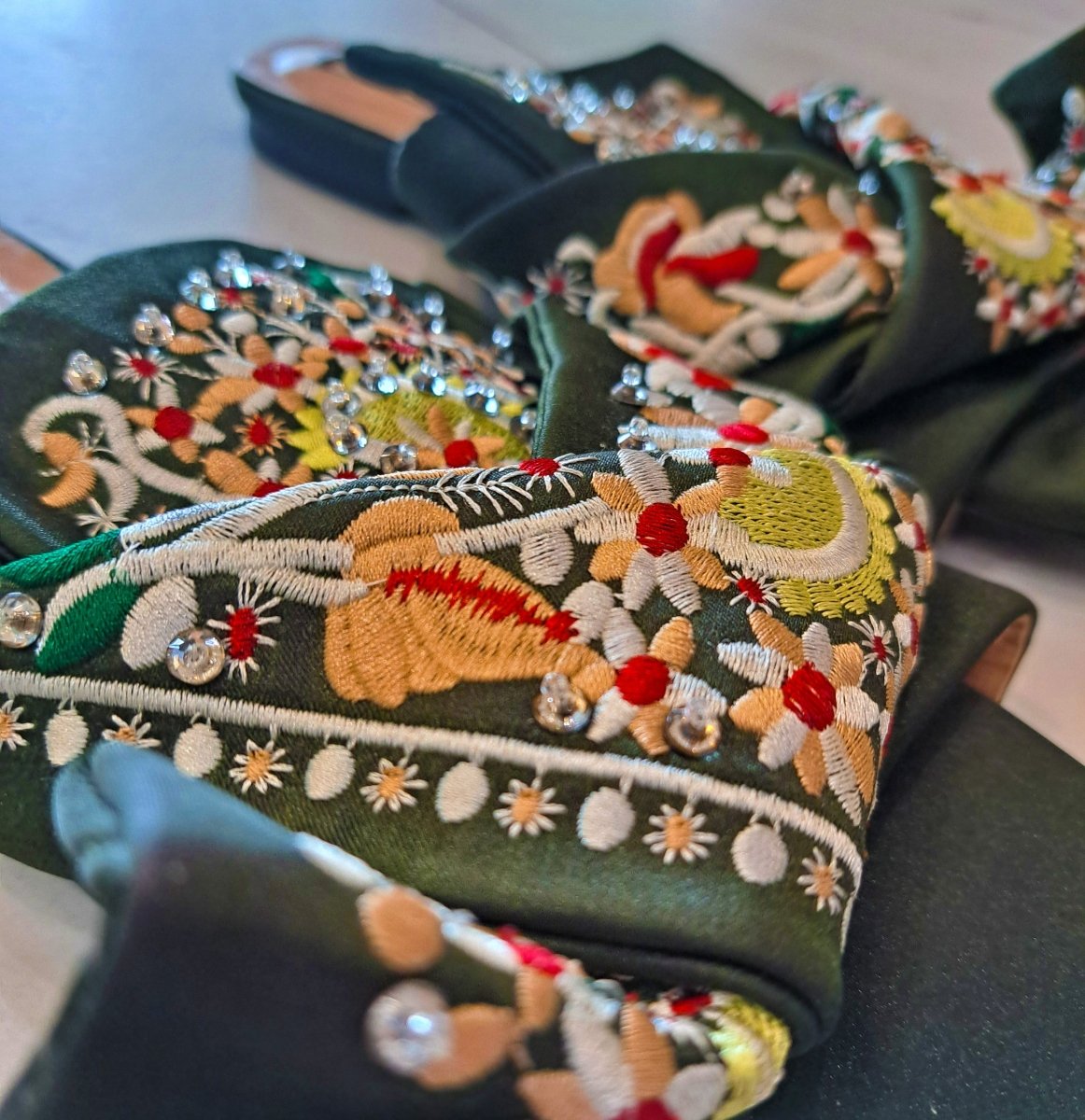 N21 Satin Embroided Knot Flats - Élysée