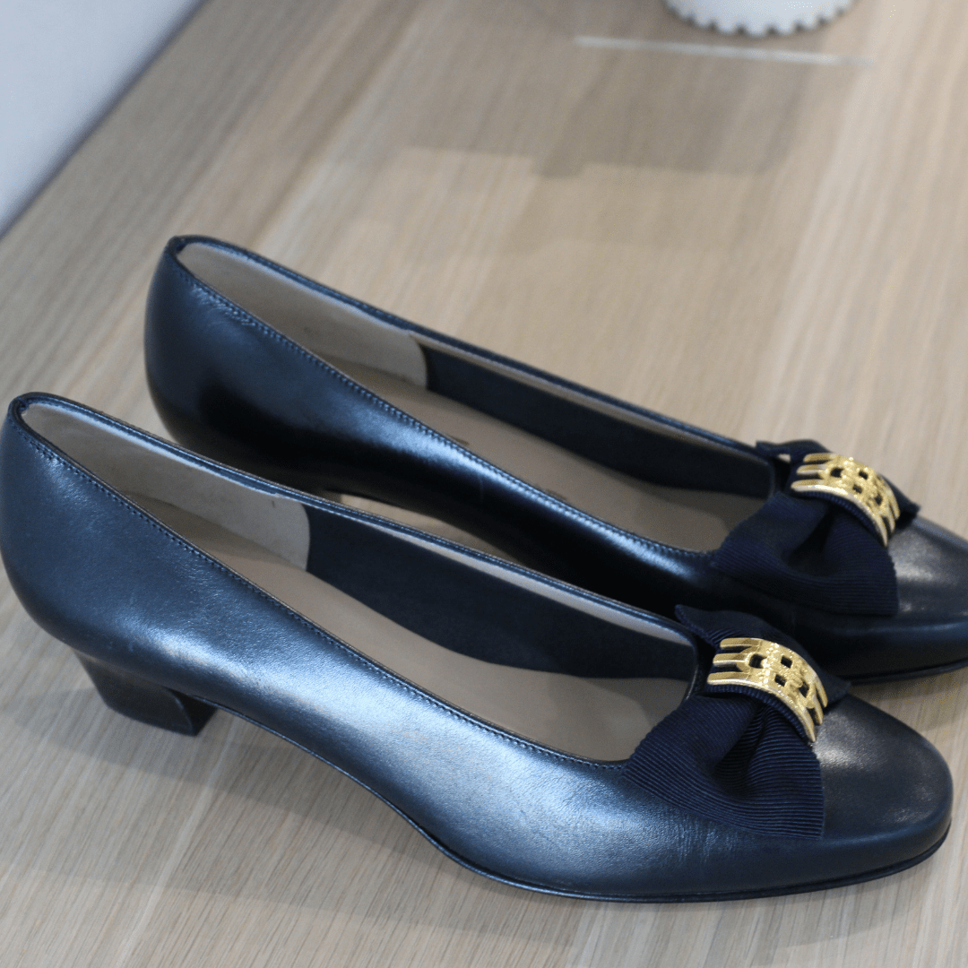 Salvatore Ferragamo Vara Pumps US 37.5 - Élysée